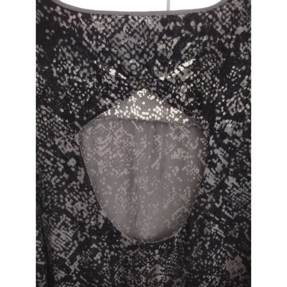 Silence + Noise x Anthro | Black Velvet Burnout Cut-Out Back Shift Dress - Picture 6 of 10